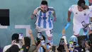 Pemain Argentina, Lionel Messi merayakan kemenangan timnya saat perempat final Piala Dunia 2022 setelah mengalahkan Belanda di babak adu penalti yang berlangsung di Stadion Lusail, Jumat (09/12/2022) waktu setempat. Laga yang awalnya imbang 2-2 hingga extratime 2x15 menit, dimenangkan oleh Argentina pada babak adu penalti dengan skor 4-3. (AP/Ricardo Mazalan)