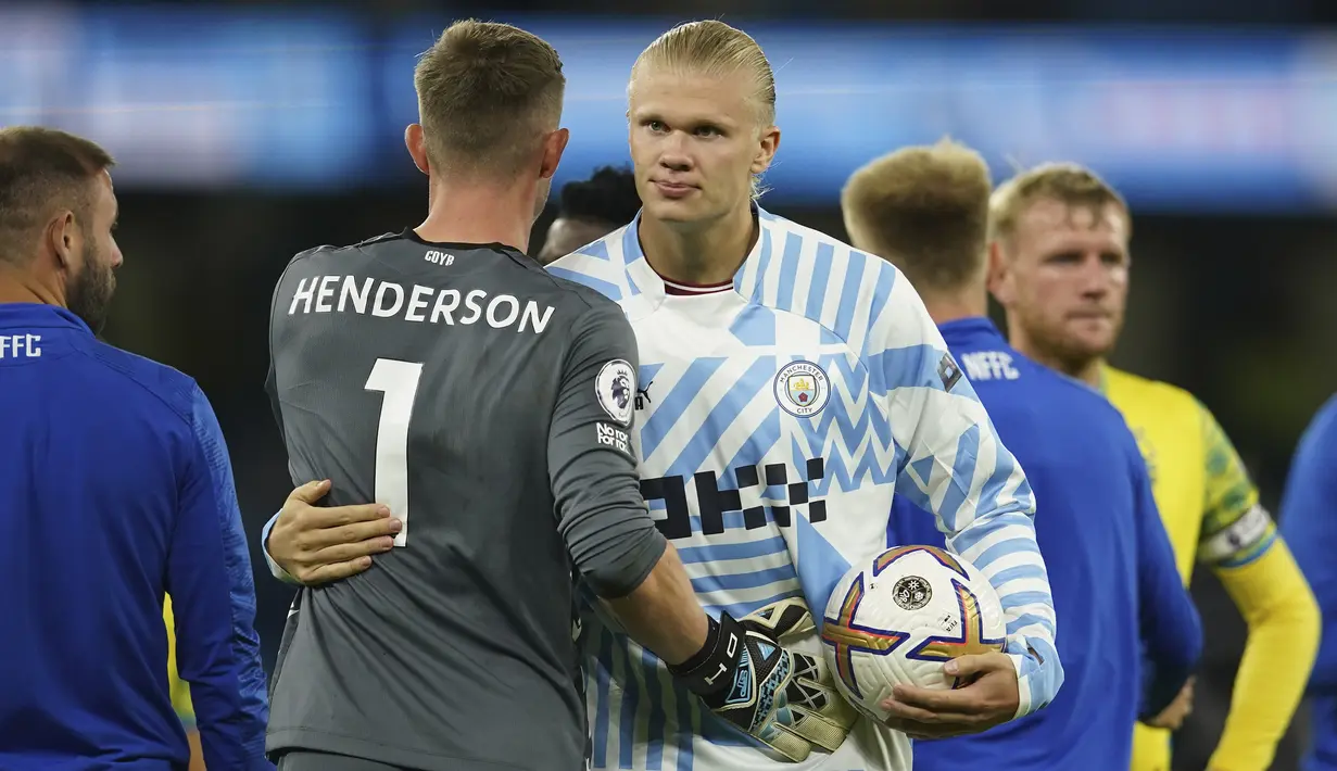 Hanya berjarak 4 hari striker anyar Manchester City Erling Haaland berhasil mencetak hattrick keduanya di Liga Inggris musim 2022/2023. Kali ini Nottingham Forest yang bertandang ke Etihad Stadium menjadi korban keganasannya di muka gawang dalam laga pekan ke-5, Kamis (1/9/2022) dini hari WIB. Dalam laga yang berkesudahan 6-0 untuk kemenangan The Citizens tersebut Erling Haaland mencetak hattrick sempurna alias menggunakan 3 anggota tubuh berbeda untuk mencetak hattrick. (AP/Dave Thompson)