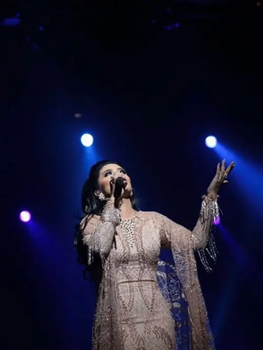 Krisdayanti mendapat suntikan semangat dari orang-orang terkasih yang hadir saat itu seperti suami,anak-anak dan para sahabtnya. Juga keluarga kerajaan pun kabarnya hadir memberikan dukungan untuk KD. (Instagram/krisdayantilemos)