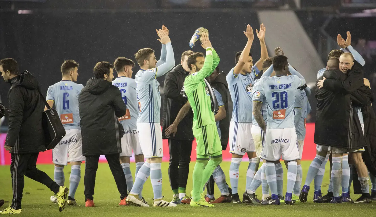 Para pemain RC Celta de Vigo merayakan kesuksesan tinya lolos ke semifinal Copa Del Rey usai menyingkirkan Real Madrid di di Balaidos stadium, Vigo, Spain, Rabu (25/1/2017).  (AP/Lalo R. Villar)