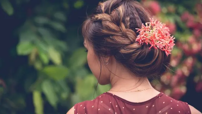 Ilustrasi Model Rambut Kepang Mahkota (photo by pressfoto on freepik)