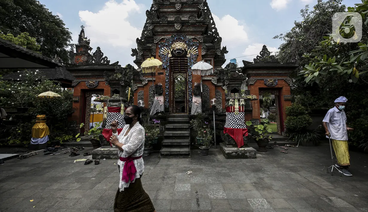 Umat Hindu Bali saat memperingati Hari Raya Galungan di Pura Amerta Jati, Jalan Punak, Pangkalan Jati, Cinere, Depok, Rabu (14/4/2021). Hari Raya Galungan sebagai hari kemenangan dharma (kebaikan) melawan adharma (keburukan). (Liputan6.com/Johan Tallo)