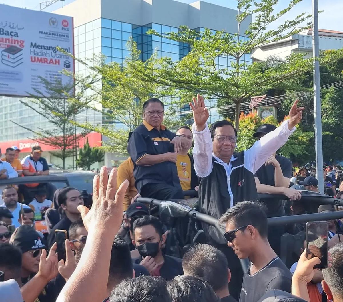 "Maka pilihlah calon-calon yang menurut saudara paling baik, pilihlah calon-calon, wakil rakyat di pusat sampai daerah secara bertanggung jawab," kata Mahfud menambahkan.<br><br>
