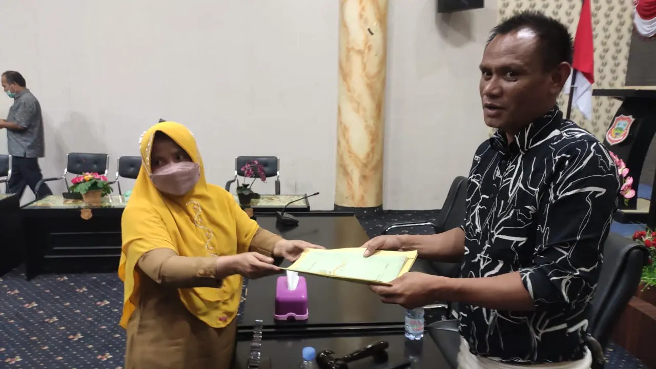 Salah satu warga yang menjadi korban saat menyerahkan jaminan sertifikat rumah milik Esto ke DPRD Kabgor (Arfandi Ibrahim/Liputan6.com)