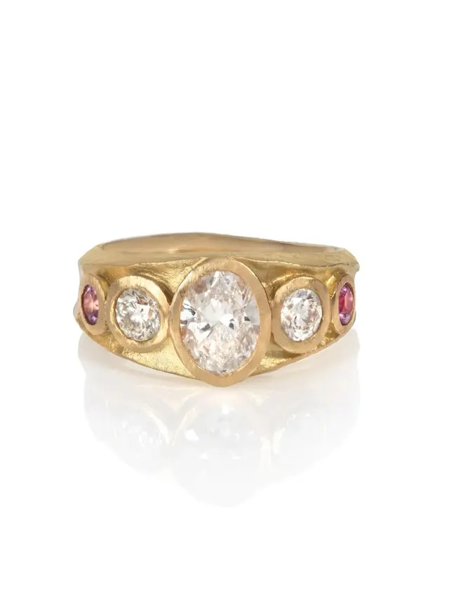 Dua Lipa Diduga Dilamar dengan Cincin Chunky, Apakah Jadi Tren Lamaran Terbaru di 2025?