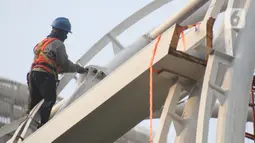 Pekerja menyelesaikan pengecatan rangka salah satu Stasiun LRT di Jalan HR Rasuna Said, Jakarta, Kamis (25/6/2020). Pada tahun 2020, Kementerian Pekerjaan Umum dan Perumahan Rakyat (PUPR) menargetkan sertifikasi kepada 113.900 orang tenaga kerja konstruksi. (Liputan6.com/Helmi Fithriansyah)