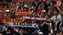 Suporter tim Macan Kemayoran bersorak menyaksikan kemenangan Persija atas Johor Darul Takzim pada lanjutan penyisihan Grup H Piala Asia 2018 di Stadion GBK, Jakarta, Selasa (10/4). Persija menang telak 4-0. (Liputan6.com/Helmi Fithriansyah)