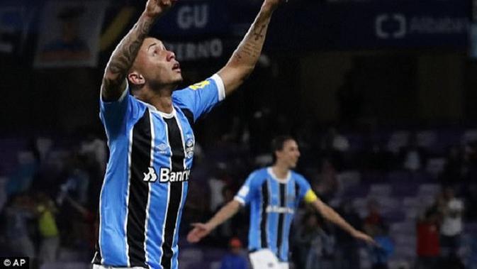 Striker Gremio, Everton Soares masuk daftar beli AC Milan (Foto: AP Photo)