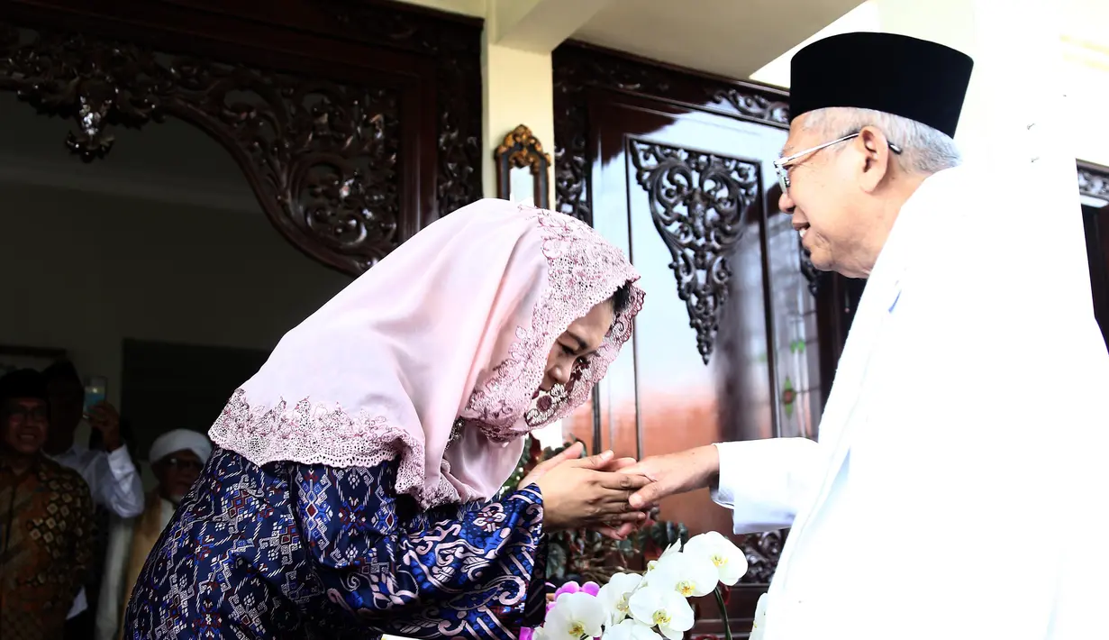 Putri  Presiden keempat RI Abdurrahman Wahid atau Gus Dur, Yenny Wahid mencium tangan Calon wakil presiden Ma'ruf Amin setibanya di kawasan Ciganjur, Rabu (26/9). Kedatangan Ma'ruf untuk menemui Ibunda Shinta Nuriyah.  (Liputan6.com/Herman Zakharia)