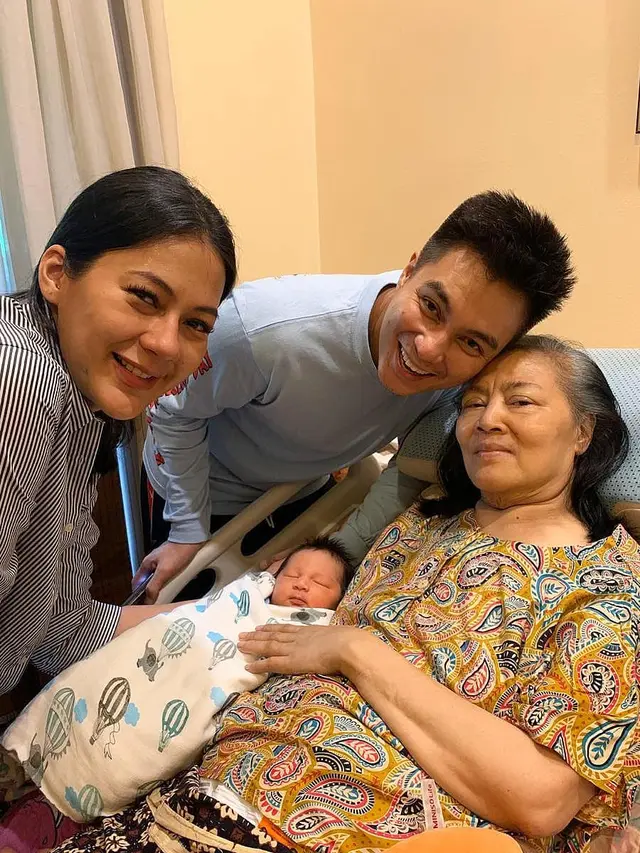 [Fimela] Foto kenangan Baim Wong bersama Ibunda