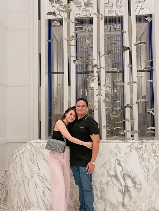 Dinner date ala copule anak Hotman Paris dan Chen Giovani. Fritz tampil simpel mengenakan polo shirt hitam dengan celana jeans, sedangkan Chen Giovani mengenakan tank top hitam dengan celana panjang berwarna merah muda. Foto: Instagram.