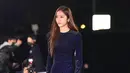 Adapun aktris pemeran Lee Bo-na dalam drama Korea The Heirs, Krystal Jung tampil glamor dengan gaun berkilauan keluaran Ralph Lauren. (Instagram/koreadispatch).