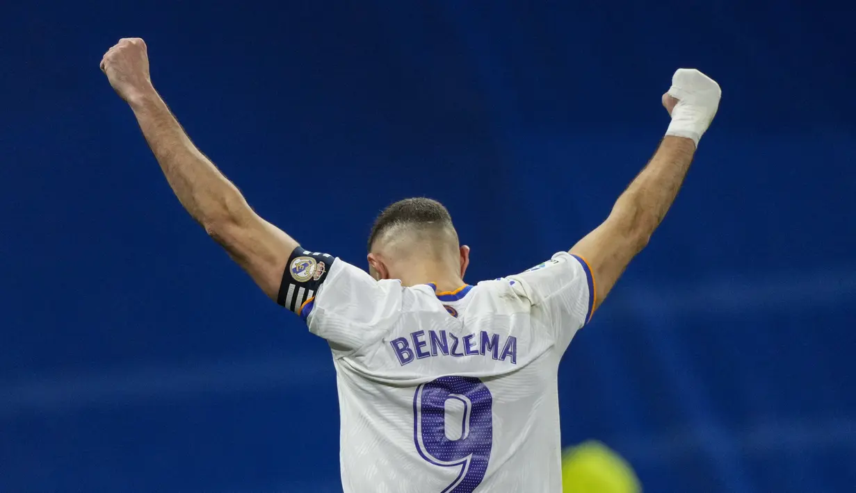 Penyerang Real Madrid, Karim Benzema berselebrasi usai mencetak gol ke gawang Athletic Bilbao pada pertandingan lanjutan La Liga Spanyol di Santiago Bernabeu di Madrid, Spanyol, Kamis (2/12/2021). Real Madrid menang tipis atas Atletico Bilbao 1-0. (AP Photo/Bernat Armangue)
