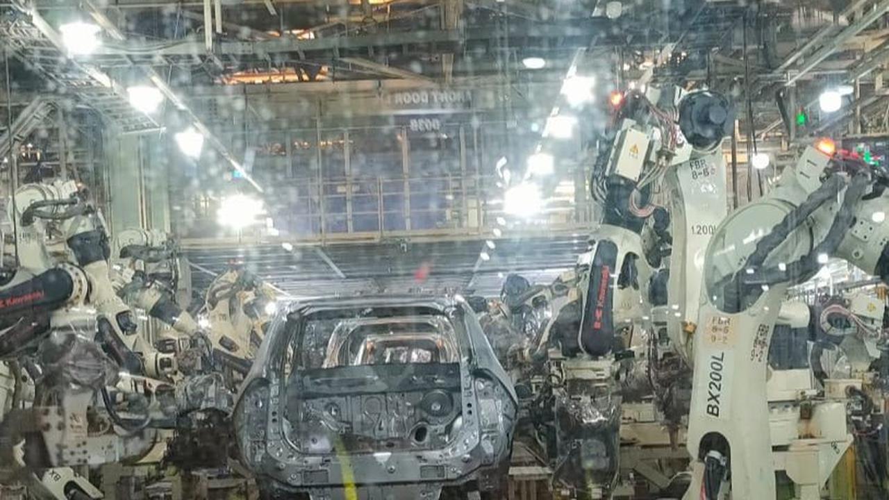 Teknologi robot banyak digunakan di bagian welding (pengelasan), supaya hasilnya presisi dan berkualitas. Pertimbangan lain, banyak pekerjaan pengelasan di bagian yang sulit dilakukan manusia, misalnya di under-body.