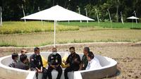 Menteri Pertanian Syahrul Yasin Limpo (Mentan SYL) mengunjungi sekaligus panen padi di Svarga Bumi Borobudur, lokasi agro wisata sawah Kabupaten Magelang, Sabtu (6/3/2021). (Dok Kementan)