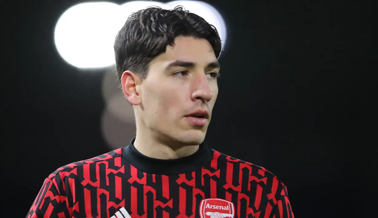 Hector Bellerin. Bek kanan berusia 26 tahun ini akhirnya meninggalkan Arsenal menuju Real Betis dengan status pinjaman selama satu musim. Tidak ada opsi pembelian dalam proses peminjaman pemain yang telah mengoleksi 3 gelar Piala FA tersebut. (Foto: AFP/Pool/Molly Darlington)