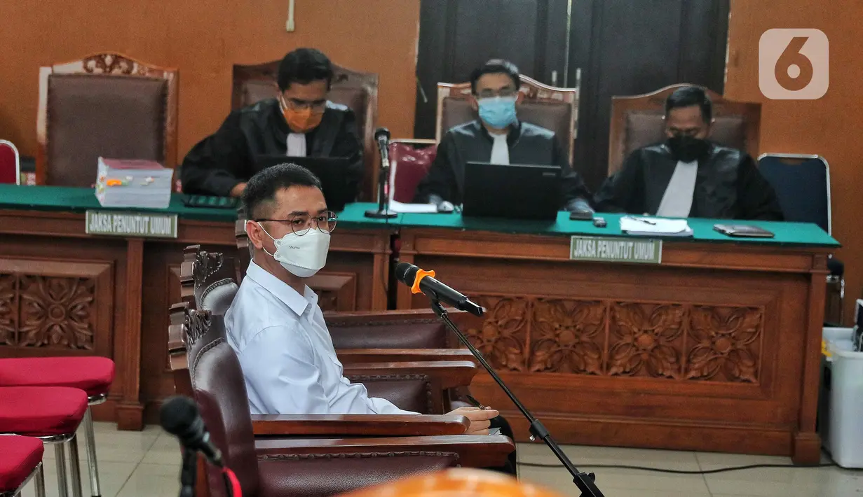 Terdakwa kasus merintangi penyidikan atau 'obstruction of justice' pembunuhan berencana terhadap Brigadir Nopriansyah Yosua Hutabarat atau Brigadir J, Irfan Widyanto menjalani sidang lanjutan di Pengadilan Negeri Jakarta Selatan, Kamis (10/11/2022).  Jaksa Penuntut Umum (JPU) menghadirkan tujuh orang saksi dalam sidang lanjutan dengan terdakwa Irfan Widyanto. (Liputan6.com/Angga Yuniar)