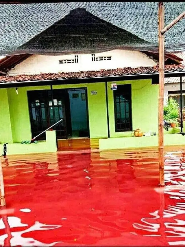 Air banjir berwarna merah, di Pekalongan. (Foto: Liputan6.co,/FB. Dudo Anak Limo)