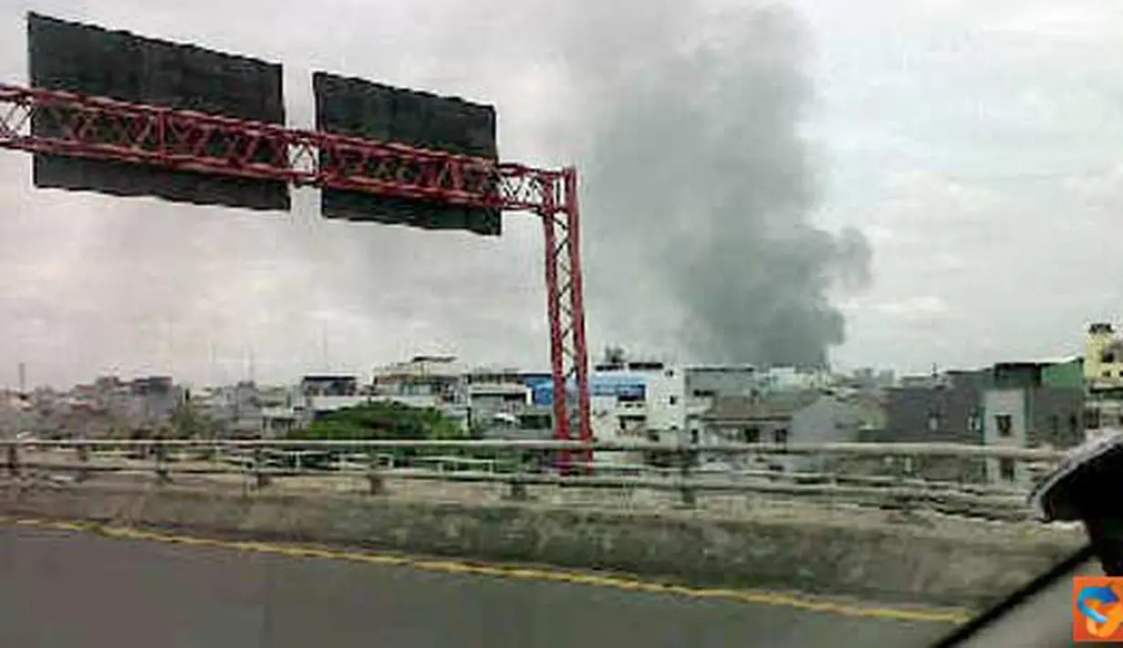 Citizen6, Jakarta: Kepulan asap kebakaran di Teluk Angke terlihat hingga jalan raya. (Pengirim: Alexander) 