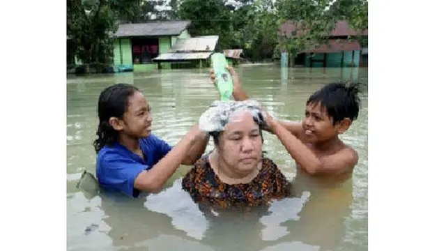 5 Kelakuan Santai saat Kebanjiran Ini Bikin Tepuk Jidat