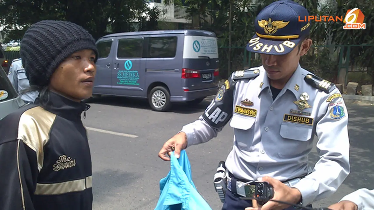 semprot-parkir-liar-131001b.jpg