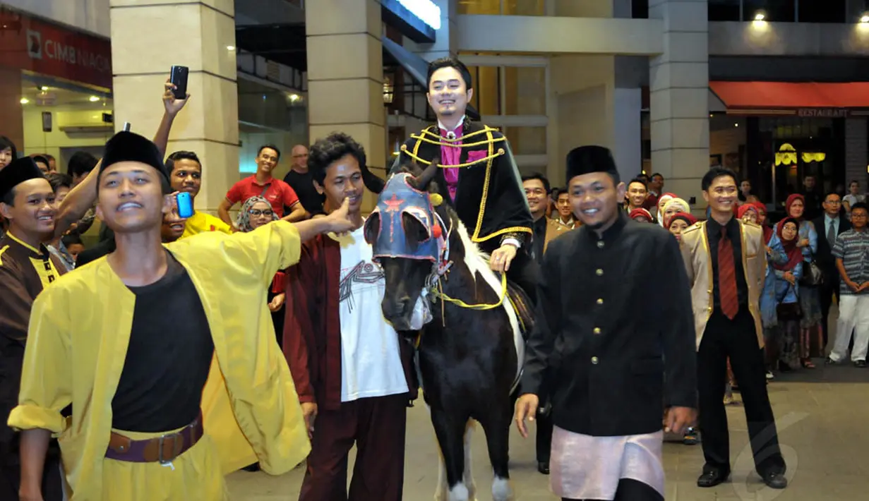 Prosesi dimulai dengan pagelaran budaya ‘Palang Pintu’ yang berasal dari Betawi, suku asal Donny, Jakarta, Minggu (8/6/14). (Liputan6.com/Panji Diksana)