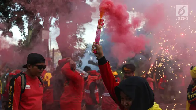 Tutup May Day, Buruh Nyalakan Bom Asap