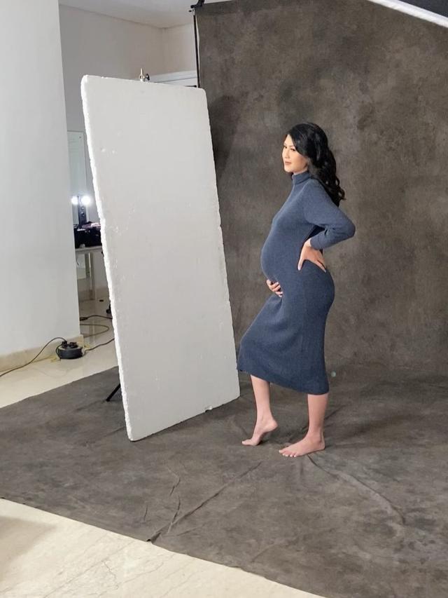 8 Tahun Menanti Buah Hati, Ini 6 Pemotretan Maternity Shoot Istri Indra Sinaga