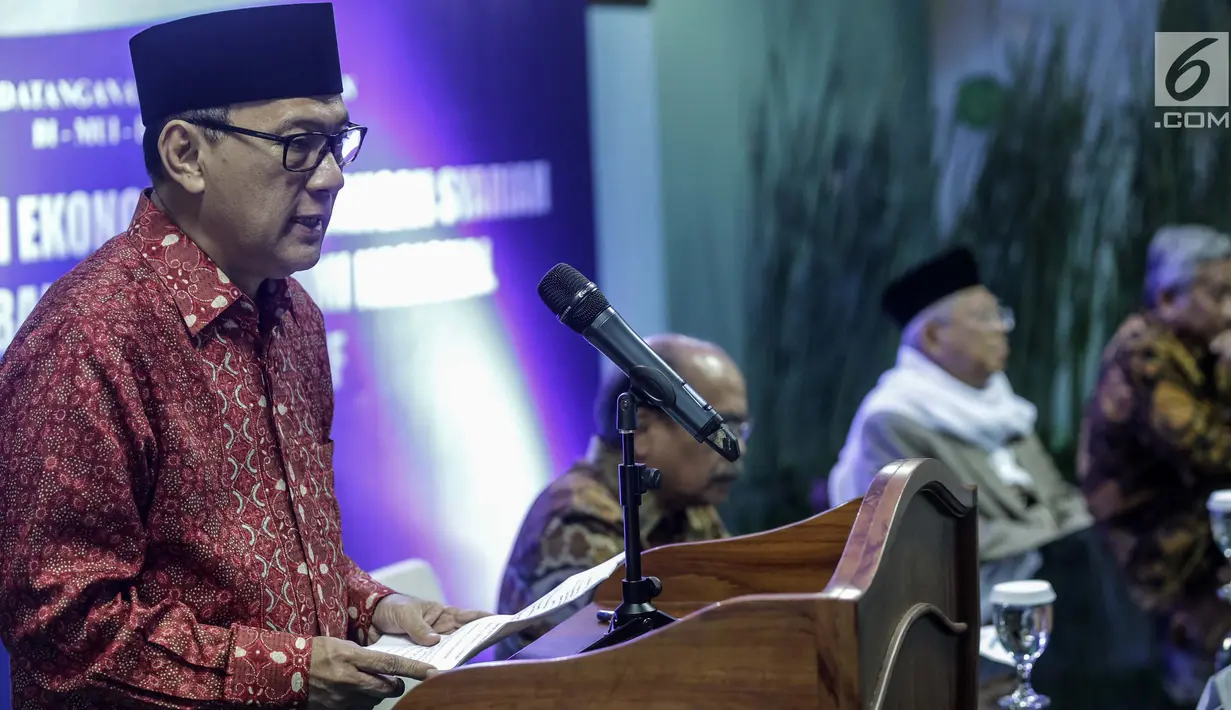 Gubernur Bank Indonesia (BI) Agus Martowardoyo memberi sambutan saat penandatanganan nota kesepahaman (Mou) dengan MUI, Baznas, dan BWI di Gedung MUI, Jakarta, Rabu (24/1). (Liputan6.com/Faizal Fanani)