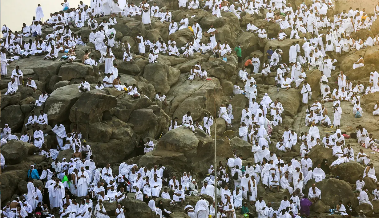 Ribuan umat muslim berkumpul di Bukit Jabal Rahmah saat mereka tiba di Arafah untuk menjalani wukuf di luar kota suci Mekah, Arab Saudi (30/8).  Bukit Jabal Rahma dikenal sebagai bukit kasih sayang. (AFP Photo / Ahmad Al-Rubaye)