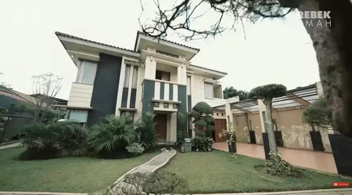 7 Potret Teras Depan Rumah Narji yang Elegan dan Hangat