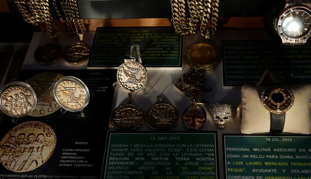 Medali dari kartel narkoba Zetas dihiasi dengan emas dipamerkan di Museum Narkoba di markas Departemen Pertahanan di Meksiko, (14/10). Hadirnya museum narkoba ini guna memperlihatkan gaya hidup pengedar narkoba di Meksiko. (REUTERS/Henry Romero)