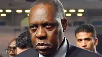 Presiden Konfederasi Sepak Bola Afrika (CAF) yang juga Wakil Presiden FIFA, Issa Hayatou, menghadiri laga Liga Champions Afrika di Tunis, Tunisia, 13 November 2010. AFP PHOTO/FETHI BELAID