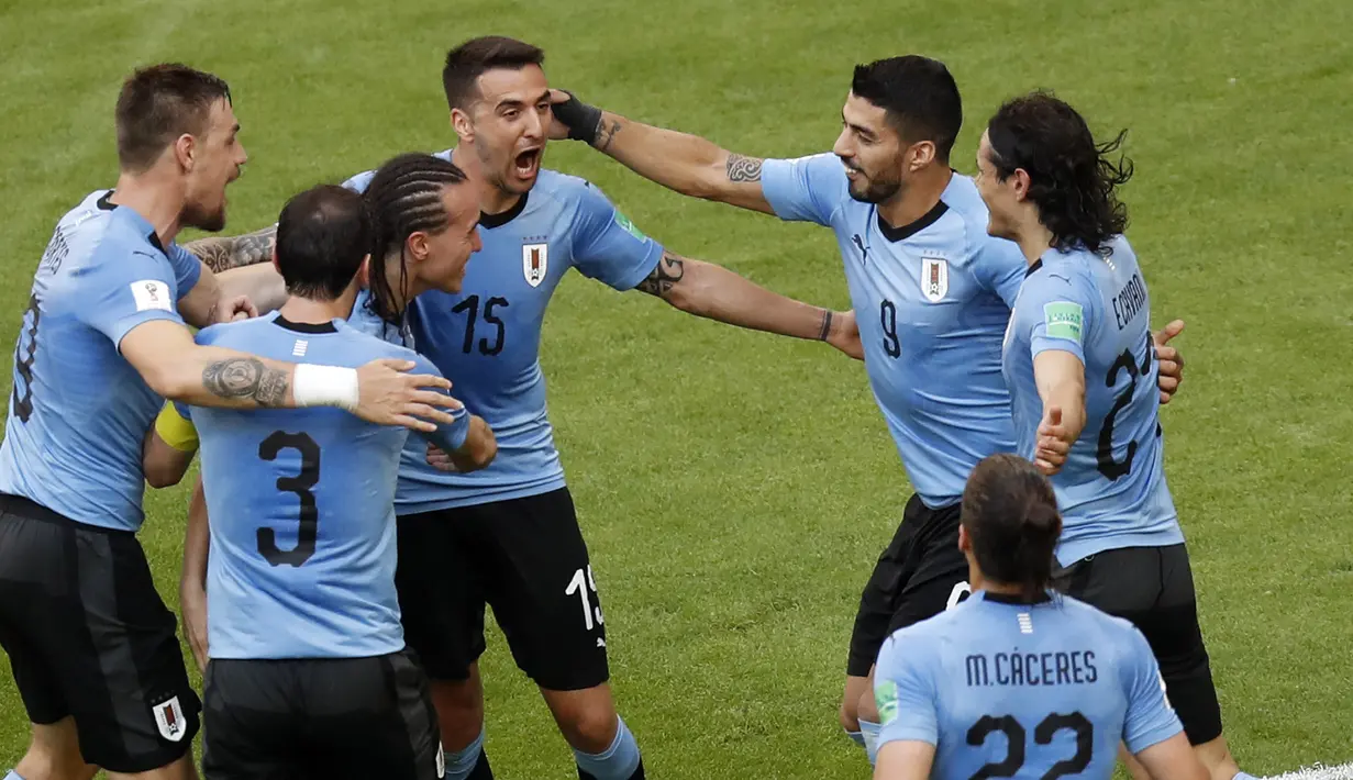 Ekspresi para pemain Uruguay saat merayakan gol ke gawang Rusia pada laga grup A Piala Dunia 2018 di Samara Arena, Samara, Rusia, (25/6/2018). Uruguay menang 3-0. (AP/Efrem Lukatsky)