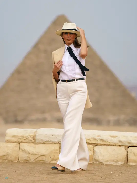 Ibu Negara AS Melania Trump saat berkunjung ke situs bersejarah Piramida Giza dekat Kairo, Mesir (6/10). Melania tampil mengenakan busana safari klasik saat mengunjungi destinasi terakhir pselama seminggu di Afrika. (AP Photo/Carolyn Kaster)