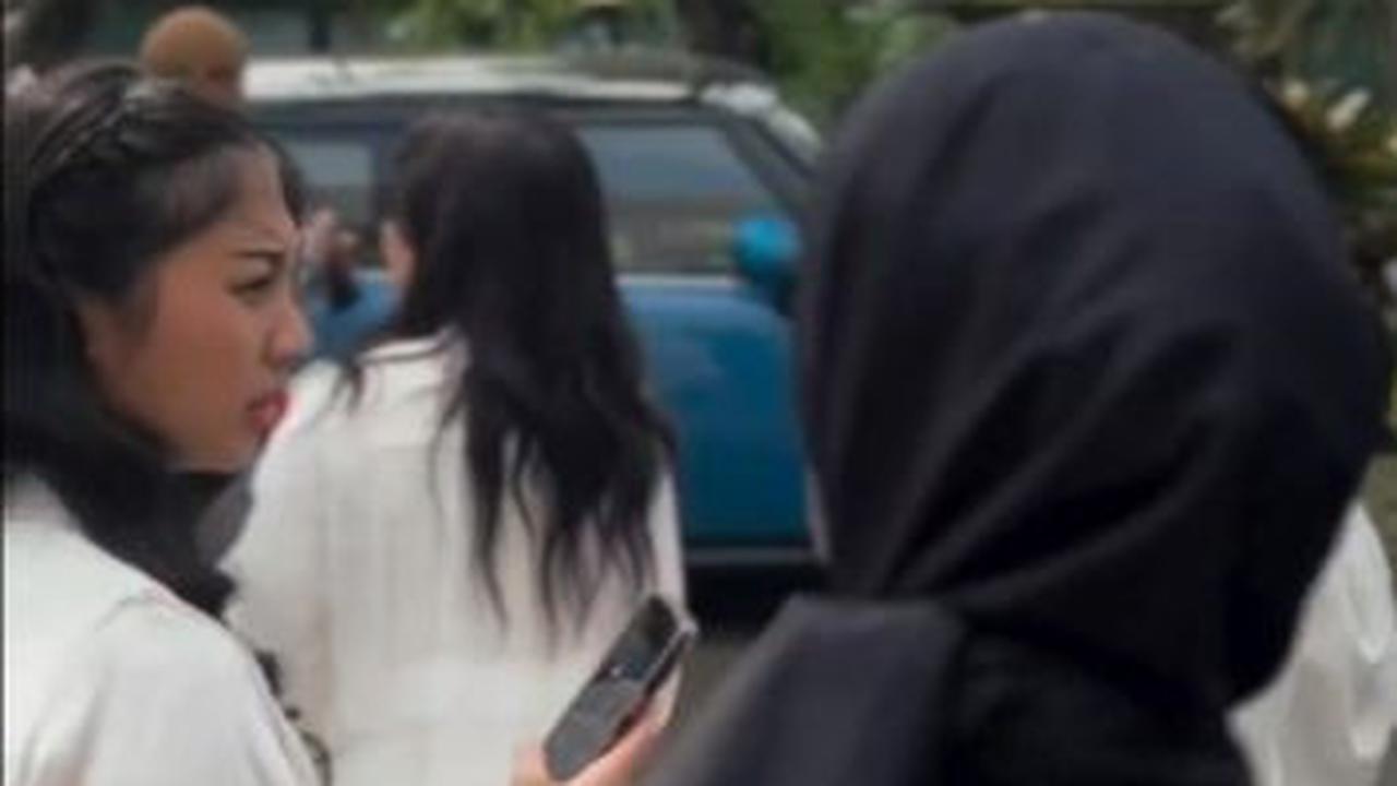 Sebelumnya, dua kakak beradik ini pernah hamil di waktu yang sama. Sekarang, mereka kembali hamil bersamaan.<br>