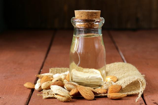 Minyak almond | Photo: Copyright Thinkstockphotos.com 