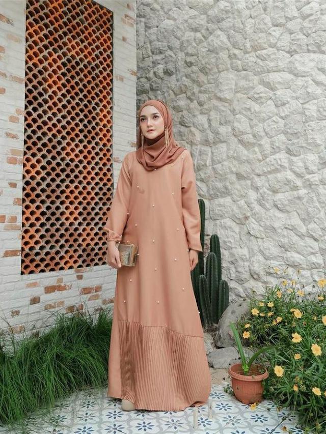 6 Gaya Hijab ala Reistha Dhita Putri, Modis dengan Gamis