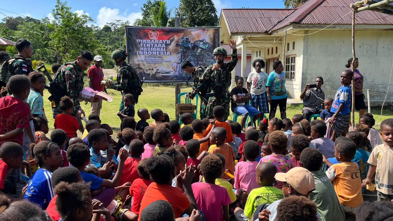 Momen HUT ke-79 TNI, Satgas Habema Bagikan Bantuan ke Warga Perbatasan RI-PNG
