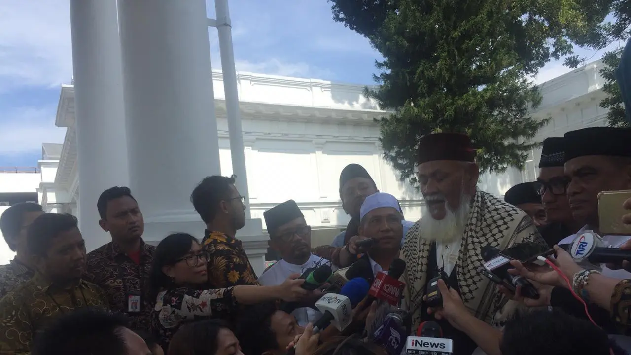 Presiden Joko Widodo atau Jokowi bertemu dengan puluhan ulama Aceh di Istana Negara Jakarta.
