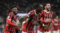 Pemain AC Milan merayakan gol yang dicetak oleh Tammy Abraham dalam laga giornata keempat Serie A Liga Italia saat menghadapi Venezia di San Siro, Minggu (15/9/2024) dini hari WIB. AC Milan menang telak 4-0 dalam laga tersebut. (AP Photo/Antonio Calanni)