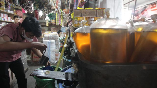 Pedagang mengemas minyak goreng di sebuah pasar di Kota Tangerang, Banten, Selasa (9/11/2011). Bank Indonesia mengatakan penyumbang utama inflasi November 2021 sampai minggu pertama bulan ini yaitu komoditas minyak goreng yang naik 0,04 persen mom. (Liputan6.com/Angga Yuniar)
