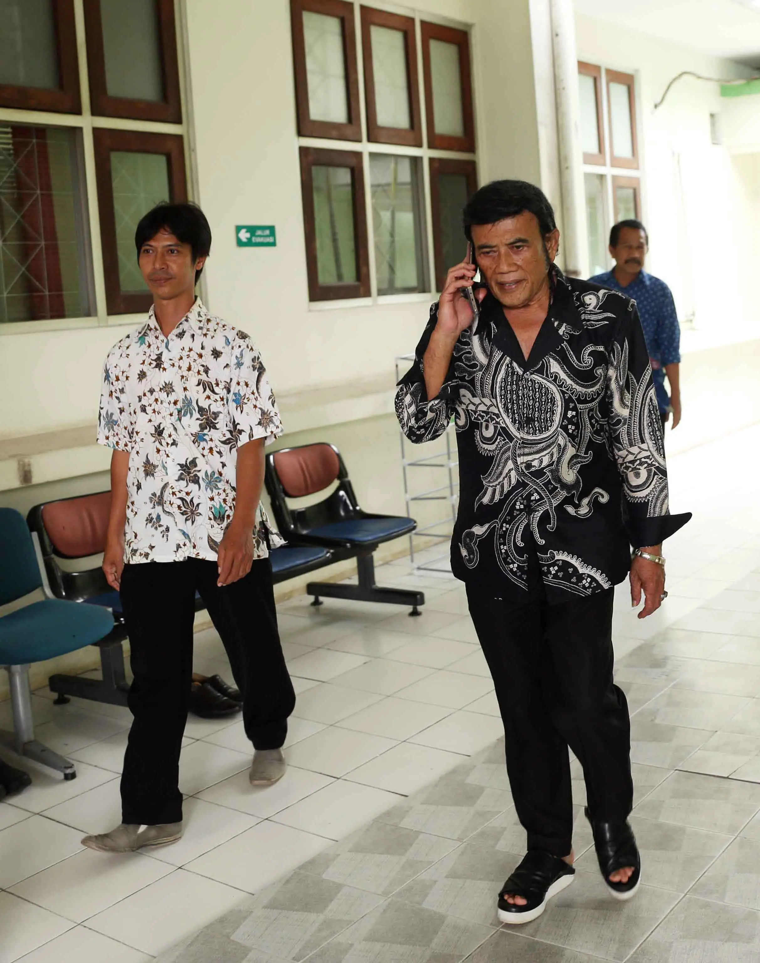 Seperti diketahui, Ridho Rhoma ditangkap Satuan Narkoba Polres Metro Jakarta Barat pada Sabtu (25/3/2017). Kini, putra Rhoma Irama itu sedang menjalani rehabilitasi sambil menunggu berkas perkaranya rampung di pengadilan. (Nurwahyunan/Bintang.com)