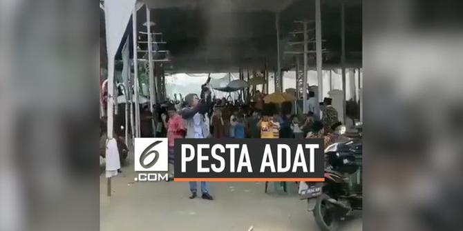 VIDEO: Tiga Pria Lepaskan Tembakan di Pesta Adat Lampung