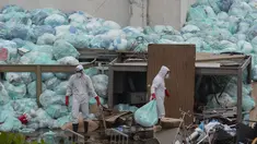 Petugas medis mengenakan alat pelindung diri saat membuang limbah biologis berbahaya di luar Rumah Sakit del Instituto Mexicano del Seguro Social, Veracruz, Meksiko, Rabu (12/8/2020). Pembuangan limbah medis yang tidak tepat menjadi masalah di tengah pandemi COVID-19. (AP Photo/Felix Marquez)
