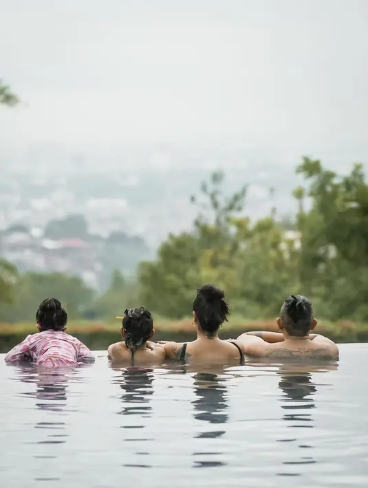 Ryan Delon, Sharena Gunawan, dan kedua anaknya asyik menikmati kolam renang dengan pemandangan yang indah. (Foto: Instagram/@tail_wagging)