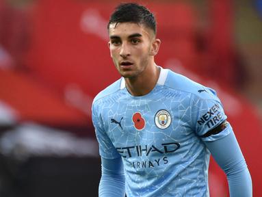 Ferran Torres secara mengejutkan merapat ke Barcelona menjelang dibukanya bursa transfer pada Januari 2022. Winger kanan Manchaster City tersebut ditebus dengan harga 55 juta euro dengan opsi penambahan biaya sebesar 10 juta euro menurut laporan Fabrizio Romano. (AFP/Pool/Rui Vieira)