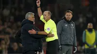 Manajer Tottenham Hospur, Jose Mourinho, diganjar kartu kuning oleh wasit Mike Dean pada laga kontra Southampton di Stadion St Mary, Rabu (1/1/2020). (AFP/Adrian Dennis)