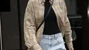 Gigi Hadid juga tampak memadukan kemeja jaket dengan motif khas dari Burberry. Ia hadirkan gaya kasual dengan denim.  [Foto: Pinterest]
