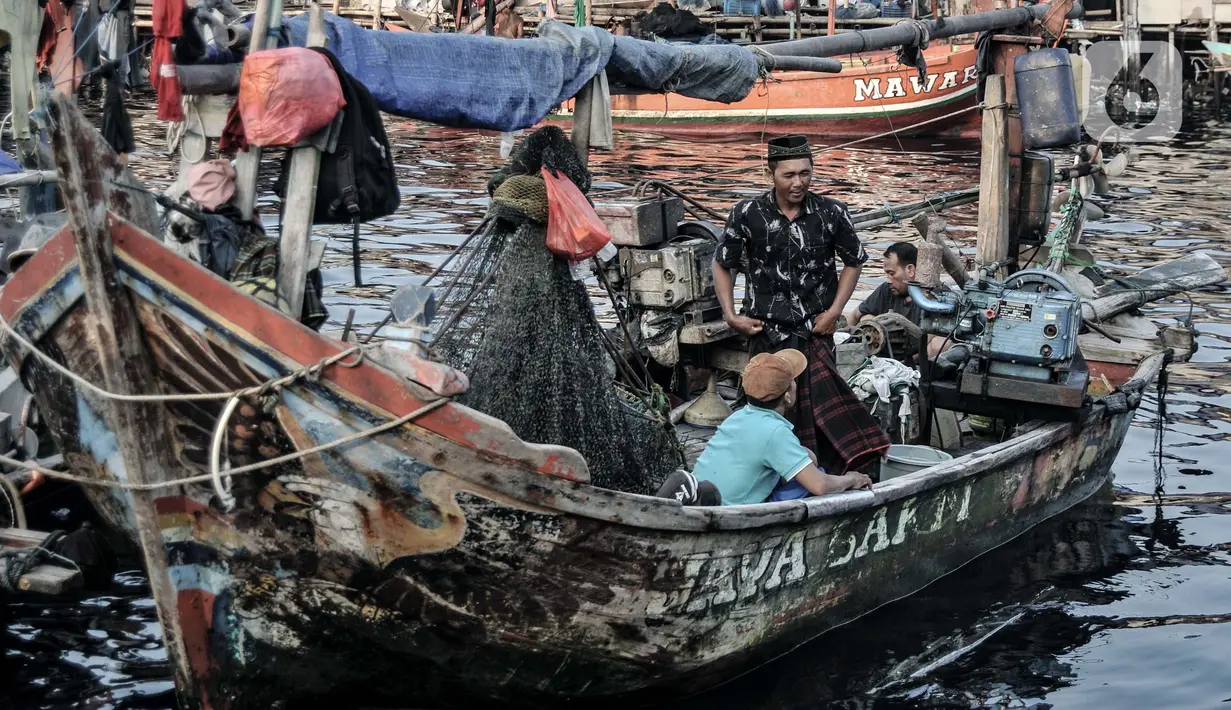 Nelayan bercengkerama di perahu usai ibadah di Masjid Al Alam, Jakarta, Kamis (22/4/2021). Kini Masjid Al Alam Cilincing selalu ramai dikunjungi untuk wisata religi dan tempat ibadah yang menyatukan nelayan dari berbagai suku pendatang yang berlabuh di utara Jakarta. (merdeka.com/Iqbal S.Nugroho)